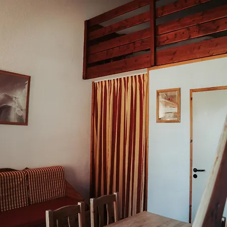 Les Sittelles Montalbert 假日公园 3*